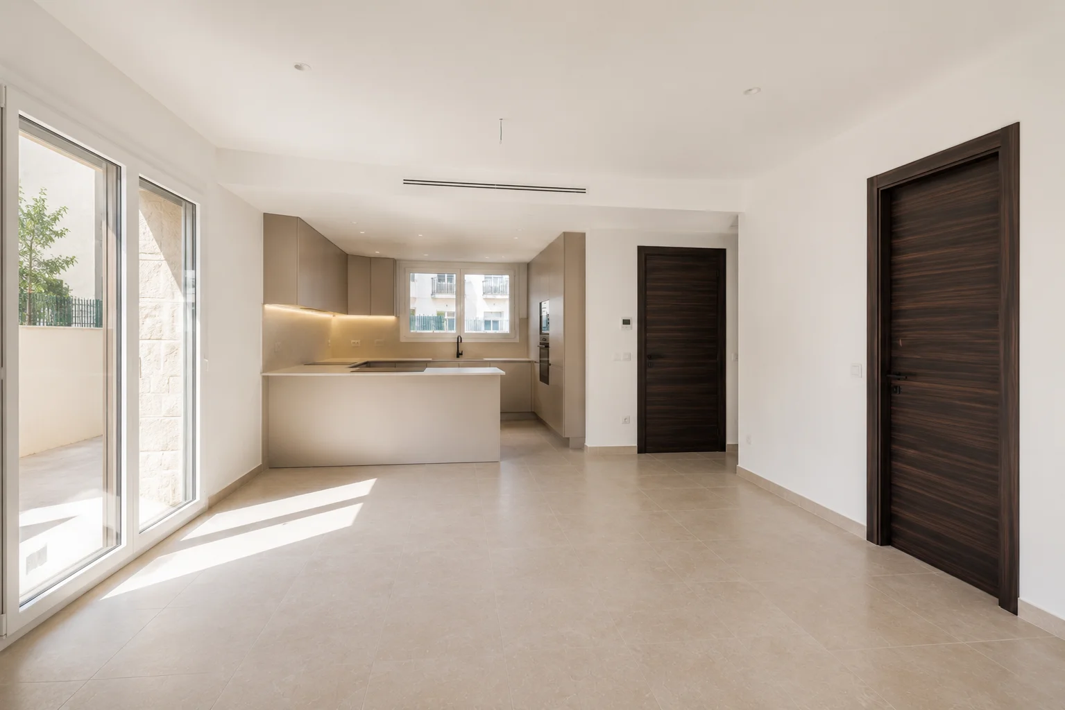 Salón y cocina reformados de forma integral en una vivienda de Ontinyent